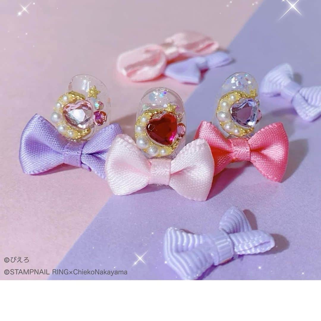 なかやまちえこのインスタグラム：「本日より、クリィミーマミちゃんコラボの @stampnailring #ハンドメイド ネイルリング が販売になります💍✨⠀⠀ ⠀ ⠀ こちらはハートのストーンや月を使いマミちゃんをイメージしたリングです。⠀ ⠀  ご購入は @stampnailring  のプロフィールから販売サイトに飛んでいただくか、ストーリーから飛べます☺️☺️☺️⠀  ⠀ #リングネイル は指先に #リング をはめていただくのみの取り外し簡単に爪先のオシャレを楽しめる商品です✨⠀ #スタンピングネイルリング のアカウントのストーリーハイライトのところからショッピングサイトに飛べます！⠀ 全て手作りのため数に限りがございます✨⠀ #nail #nails #nailart #ネイル #美甲 #ネイルアート  #japanesenailart #manucure #japanesenails #manicurist #gelnails #أظافر #네일아트 #vẽmóng #ngườiđẹp  #เพ้นท์เล็บ #искусствоногтя #artedeuñas #เพ้นท์เล็บเจล #ジェルネイルデザイン #ネイルデザイン #senikuku #nagelkunst #ゆめかわネイル #オーロラネイル #ゆめかわいい ⠀ ・意匠登録済（デザイン特許）STAMPNAIL ・実用新案登録済（使い方特許）STAMPNAIL⠀ ・スタジオぴえろに監修をしていただいておりますので、リングのケースに証紙が付いております。」