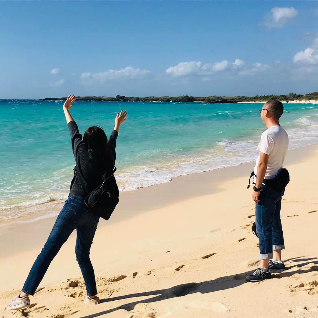ベンチャーリパブリックのインスタグラム：「* #みてみて宮古島﻿ 昨年の社員旅行で行った宮古島です。﻿ 【撮影場所】伊良部島﻿ 【撮影年月】2019年11月﻿ 【住まい】西麻布﻿ 【年齢】×××﻿ 【ひとこと】大自然を満喫したーい！﻿ ---﻿ 今だからこそ、旅行の有り難さを改めて感じています。一緒に旅をすることで深まる絆があったり、旅前から旅後までワクワクを共有できたり…。﻿ ﻿ 本来であれば社員旅行の計画を立て始める時期ですが、当たり前だったことも少しずつ変わっていきますね。﻿ ﻿ でも、新しい働き方や、新しい旅行スタイルなど、アイデアを出し合いながら前進していけることは、それはそれでとても貴重な経験だなとも思えます。﻿ ﻿ 旅行業界を盛り上げていけるように皆で頑張っていきますので、今後ともLINEトラベルjpを温かく見守っていただけると嬉しいです^ ^﻿ ﻿ みなさまもご自愛くださいね！﻿  ----﻿ #みてみて宮古島 #宮古島 #伊良部島 #海﻿ #ベンチャーリパブリック #西麻布 #旅行 #人事 #venturerepublic #linetraveljp #nishiazabu #miyakojima #sea #travel #travelphotography」