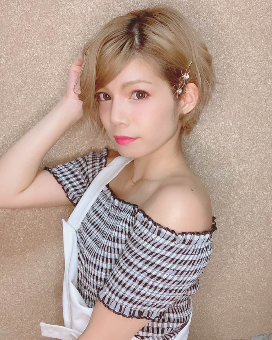 菜月アイルのインスタグラム：「肩にほくろあったんだ・・ って思ってみたら8個もありました🤭 ・ ・ #オフショル #オフショルコーデ  #サロペット #サロペットコーデ  #肩出し #ottd #fashion #アウトレット」