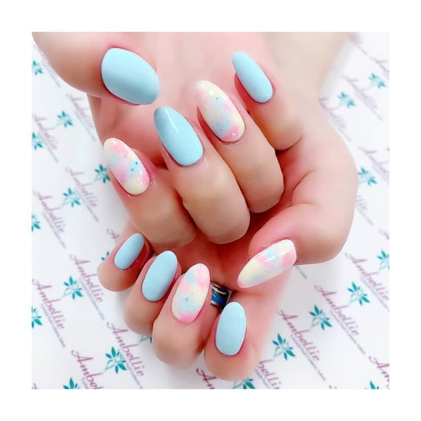 杉山弥紀佳さんのインスタグラム写真 - (杉山弥紀佳Instagram)「♡ . . #newnails💅 . . 夏らしく、水色ちゃんに💙 . . アートネイルにわ、 ピンクと水色と ホワイトとイエローが混ざっとるぉおん✨ . . パステルカラー❤️ . . きゃわたんまふぅう🥰 . . 指先が華やかやと、 気分もあがりまするねぇえん💖 . . . #われち語 #💅💙 #マーブルネイル #pink #yellow #ジェルネイル #女子大生 #パステルカラーネイル #パステルカラー #instagood #141 #instalike #팔로우 #instanail #お洒落好き #nail #💅 #パステルネイル #141 #アートネイル #instanails #instanailstyle #bluenails #水色ネイル #水色 #pastelcolors #summernails #summer #夏ネイルデザイン #夏ネイル」7月8日 12時59分 - sugiyamamikika0429