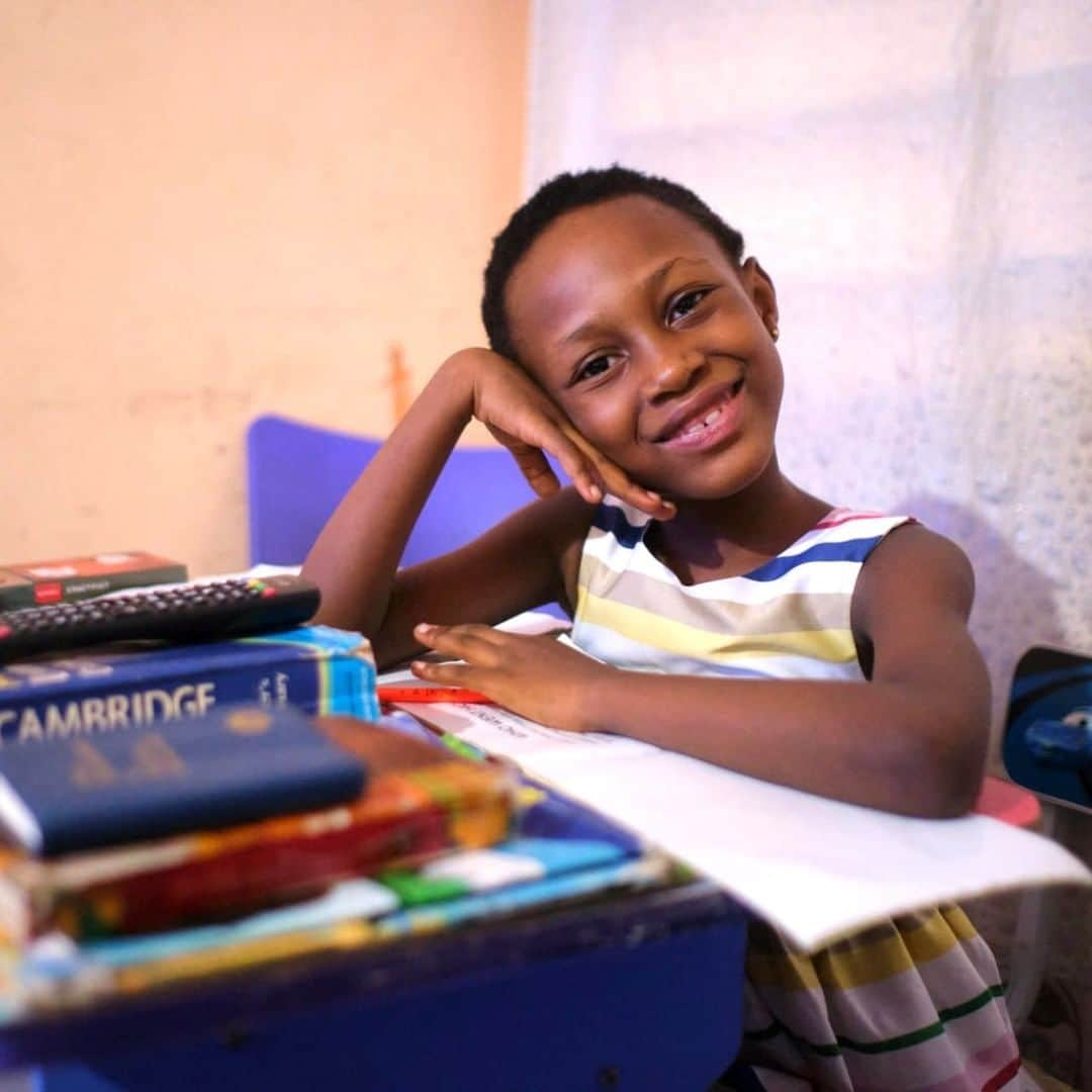 unicefさんのインスタグラム写真 - (unicefInstagram)「Deborah, 10, is doing school assignments from home. She receives lessons and homework through the Distance Learning Programme - Ghana Learning TV - on television.  Keeping children learning throughout the #COVID19 pandemic has to be a top priority, so that their futures aren’t disrupted. #ForEveryChild   © UNICEF/UNI342040」7月8日 13時05分 - unicef