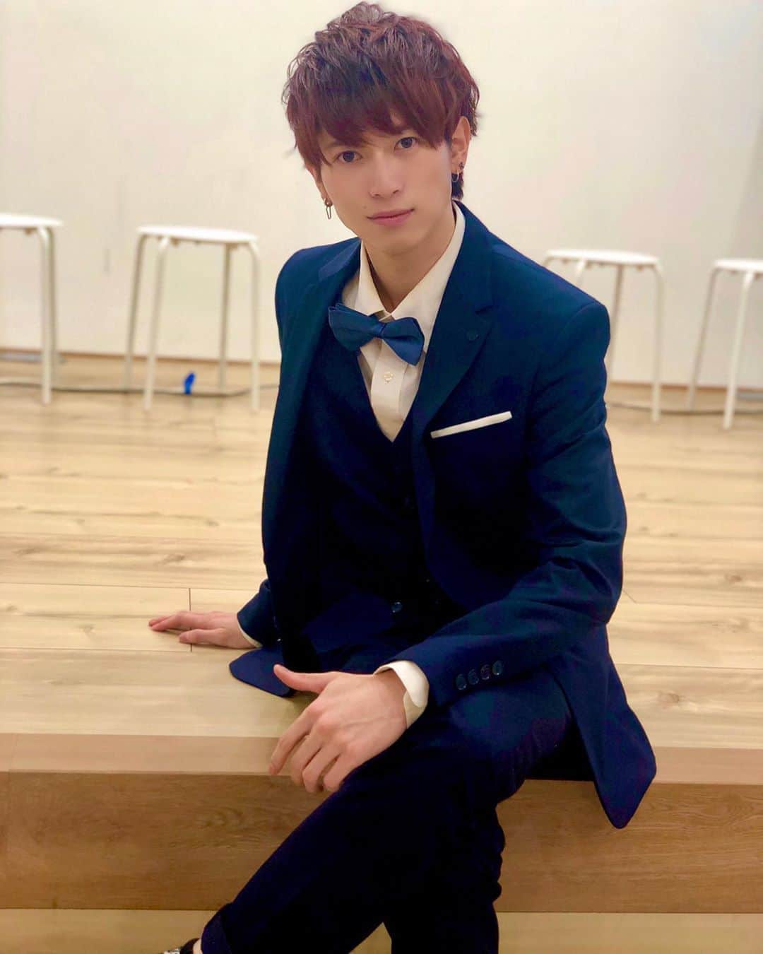 岡田鷹斗のインスタグラム：「ジャケットってキリッとするよね！ 午後もふぁいとー!!!!!  #ジャケット　#顔のスペシャリスト　#フォロワー募集中  #イケメン」