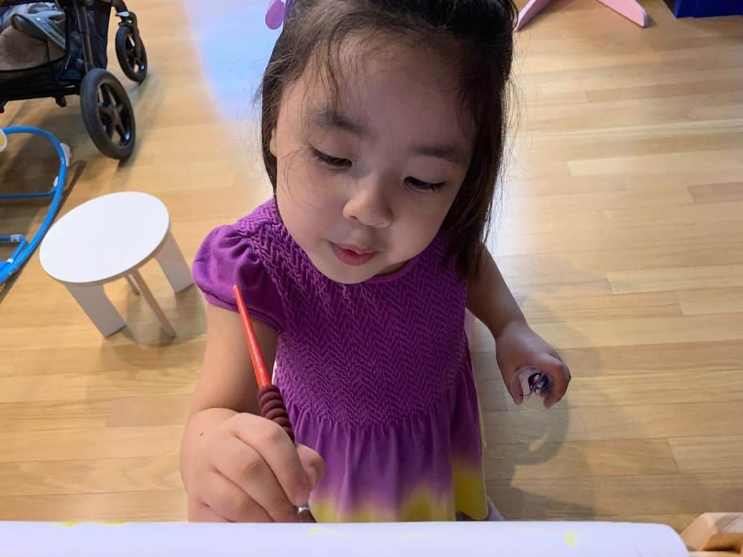 イ・ユンジのインスタグラム：「컸다 너. #나의너#넌그림을그리고난그림같은너를바라봐 (자꾸만같은옷사진 민망하지만 진정한홈웨어)」