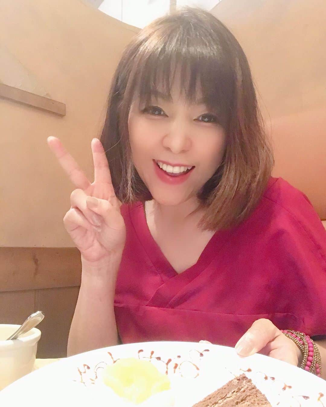 富岡美羽のインスタグラム：「昨日の私のBirthdayにお祝いメッセージなど1000件近く頂き、皆様からたくさんの愛を頂きました♥️本当にありがとうございました😭✨ 感謝しかありません。 又、お祝いにCDを購入してくださった皆様❣️嬉しすぎです😭ありがとうございます！！ 皆様のおかげでパワーチャージマックスです👍🏻  所属事務所へお送り頂きましたお手紙や贈り物などの一つ一つも全て読まさせて頂き、大切に大切に致します🥰💕  昨日はサプライズパーティーもして頂き感激でした😭 私は幸せ者です。。 お一人お一人の真心に胸がいっぱいです(´°̥̥̥̥̥̥̥̥ω°̥̥̥̥̥̥̥̥｀)  お返事はこれから少しずつ体調を見ながらお返しさせて頂きたいと思いますので、気長にお待ち頂けますと嬉しいです🙇‍♀️  本当に本当にありがとうございました💕 これからも富岡美羽をどうぞ宜しくお願い致します❣️  愛を込めて   #富岡美羽 #羽華 #桜すもも」