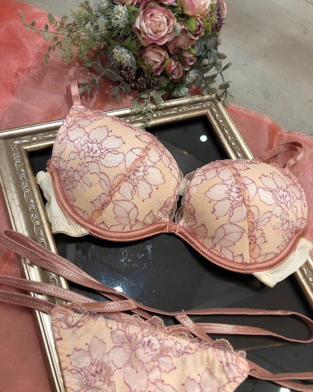 Ravijour札幌4丁目プラザ店のインスタグラム：「#onsale   本日はセール対象🧡 #フラワーカラーズメイクリフト単品ブラ  のご紹介です✨  詳しくはブログへ✈  #ラヴィジュール #ravijourstaff  #ravijoursapporo  #ravijour_official」