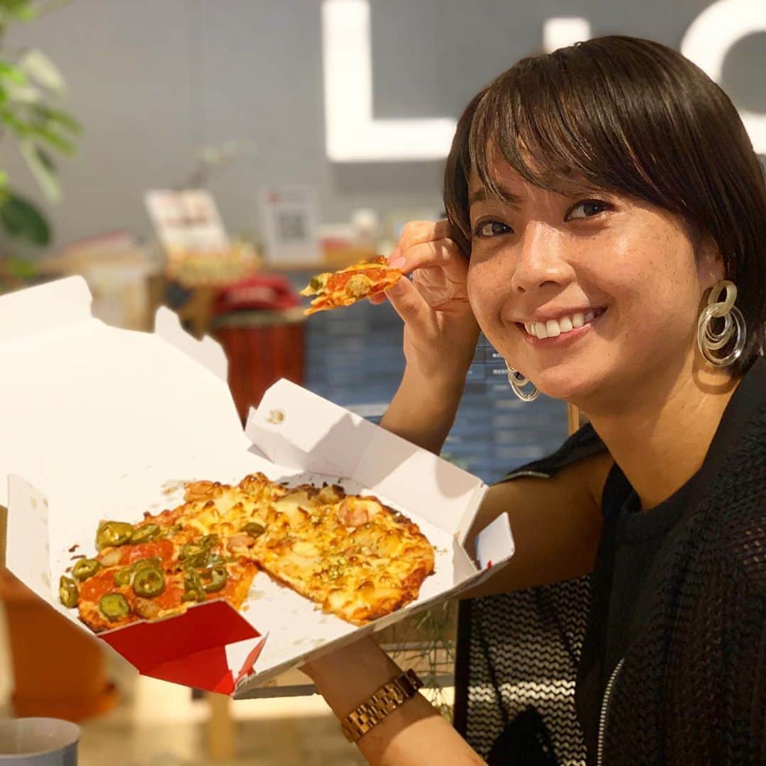 のインスタグラム：「＼働くまりなのモデル飯／ あれあれまりなさん、ダイエット中にピザですか？  「薄いからカロリーゼロだよ〜」  なるほど。午後から空気椅子でがんばってね！  しかしピザって本当に美味しい！  #LIG #いいオフィス #コワーキングスペース #ダイエット #チートデイ #モデル飯 #筋トレ #ドミノピザ #ノーカロリーピザ #diet #workout #cheatday  #model #pizza #nocalorypizza」