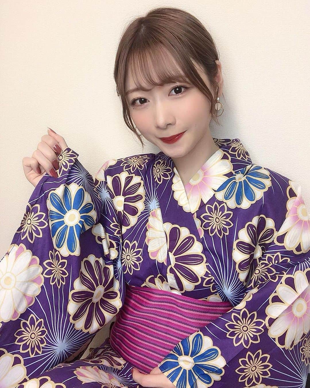てぃーみきのインスタグラム：「昨日は七夕だったので、浴衣を着てみました🎋🌌✨ みんなは何かお願い事した、、？ 私は特にしてません！（してないんかーい✋🏻✋🏻✋🏻） #七夕 #もう過ぎたけど #浴衣 #今年はもう着ることないかなぁ」