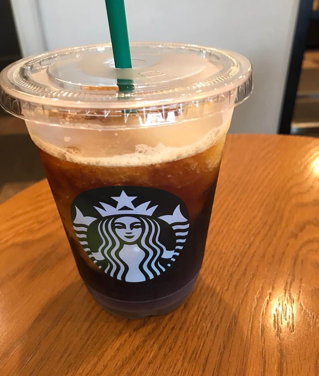 石川修司のインスタグラム：「スタバに来てフラペチーノを飲まない日々。。。 #starbucks」