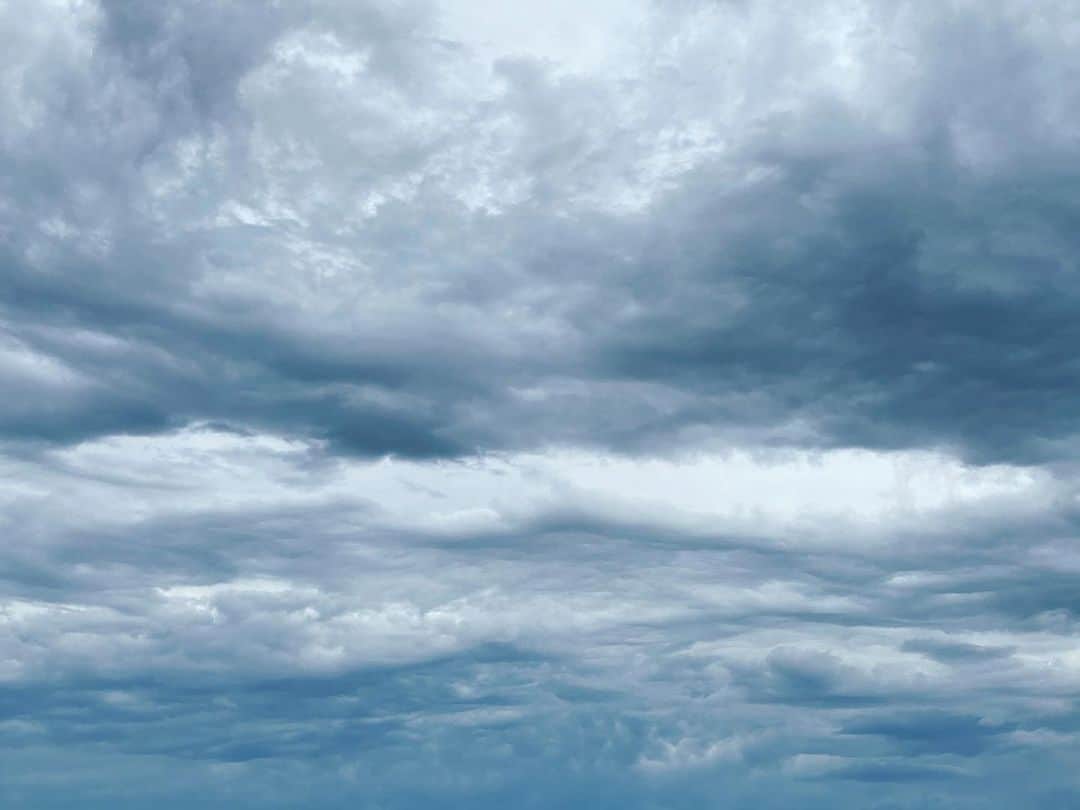 倉田雅世さんのインスタグラム写真 - (倉田雅世Instagram)「こちらは、雲の隙間から青空がちらり。 この同じ空の下、大雨の地域のみなさんが、どうかご無事でありますように。」7月8日 14時01分 - kuralamune