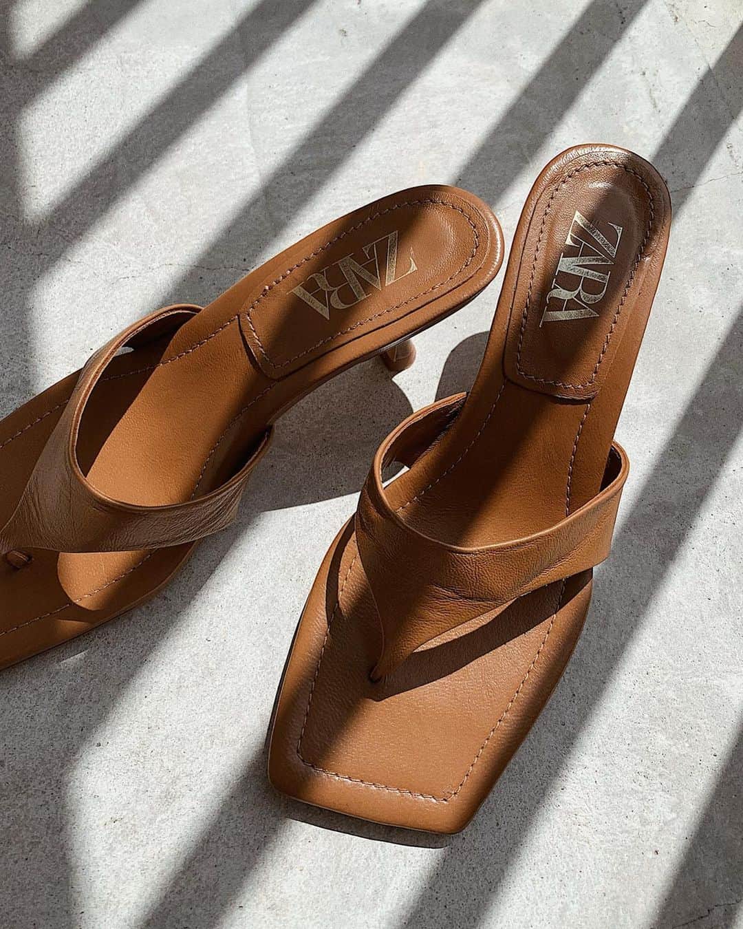 のインスタグラム：「. 昨日のコーデで履いてたサンダルはこれ👡✨ ヒール低いし歩きやすい👌🏾 他にもまたパンツを3つほど買った👖 #zara #sandals #ザラ #ザラジョ」
