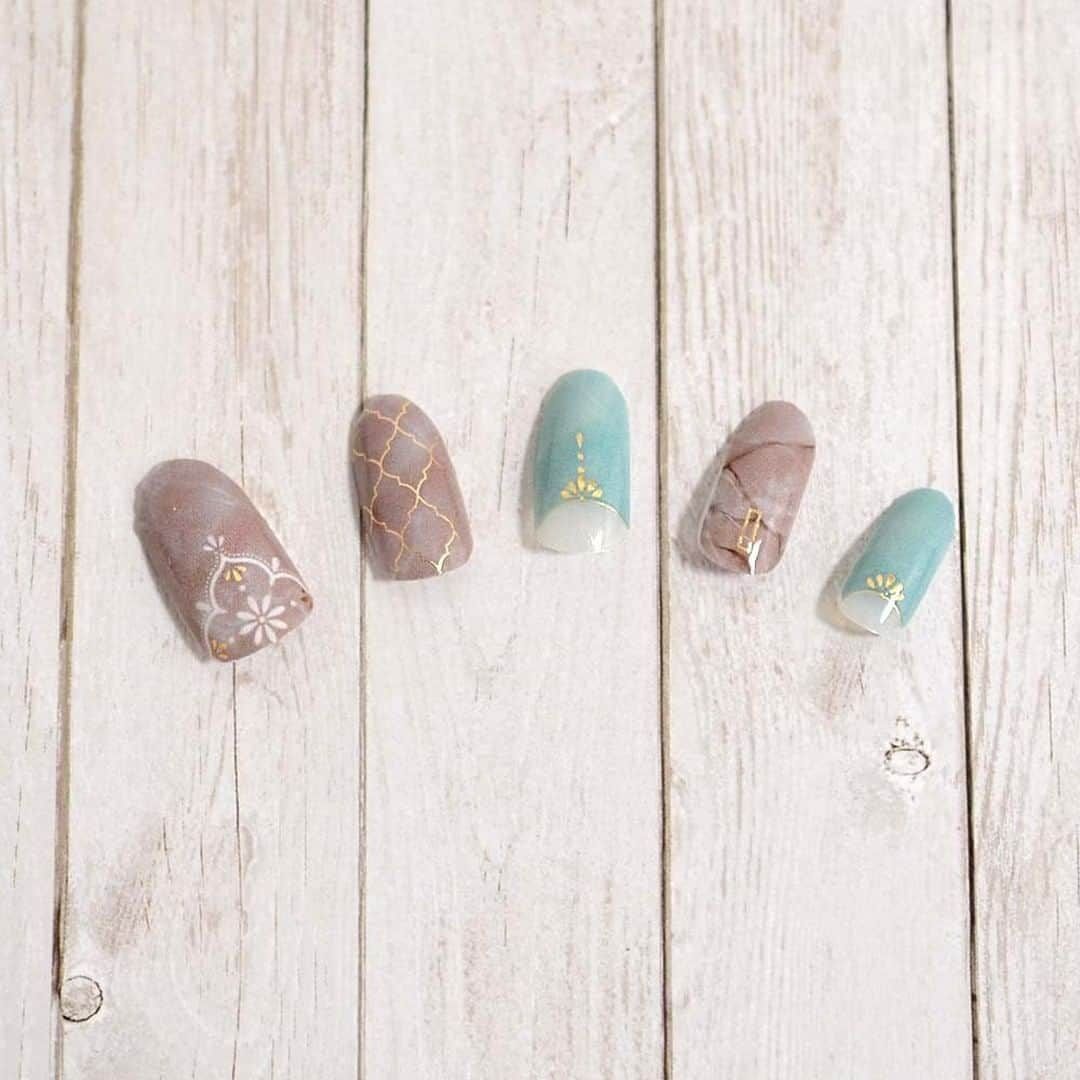 3COINSさんのインスタグラム写真 - (3COINSInstagram)「❋nail❋  ジェルネイルシール MOROCCO  300円(税込330円)  スリココスメのハッシュタグを付けて投稿お待ちしております♪ 店舗により在庫が異なりますので、お立ち寄りの店舗までお問い合わせください。  #magiccloset #3COINS #スリーコインズ #スリコ #スリココスメ #ネイルシール #セルフネイル #ハンドネイル #ハンドネイルシール #簡単ネイル #プチプラ #プチプラネイル #💅🏻 #ネイルデザイン」7月8日 14時00分 - 3coins_official