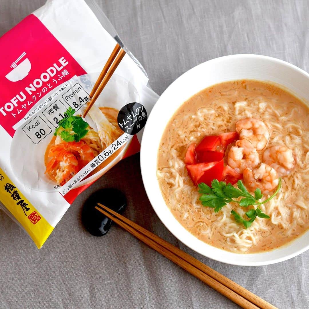 BIO-RAL靭店さんのインスタグラム写真 - (BIO-RAL靭店Instagram)「・ 「相模屋　TOFU NOODLE トムヤムクンのとうふ麺( とうふ麺+豆乳仕立てスープ320ｇ、スープ28ｇ)」  豆腐で作られたトムヤムクン♫  とうふ麺・豆乳仕立てのスープ・トレーが１食分のセットとなった、暑い季節にぴったりの冷やし麺です。  とうふ麺は豆乳だけでつくった大豆100%の麺で、カロリーはたったの24kcal!(麺のみのカロリー)  野菜エキスが入った豆乳仕立てのまろやかなスープとトムヤムクンスープのピリッとしたコクのバランスが最高な一品です。  #ビオラル #bioral #bio-ral #ビオラル靭店 #スーパーライフ #ライフコーポレーション #阿波座 #靭公園 #ライフ #ナチュラルスーパーマーケット #ナチュラルマーケット #相模屋 #TOFUNOODLE #豆腐麺 #豆乳スープ #豆腐ヌードル #トムヤムクン #ヘルシー麺 #ヘルシーヌードル #豆乳仕立て」7月8日 14時04分 - bioral_west