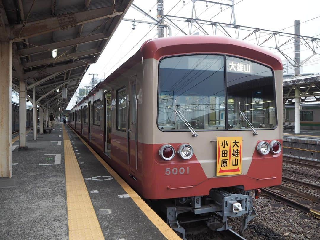伊藤桃さんのインスタグラム写真 - (伊藤桃Instagram)「【#伊豆箱根鉄道大雄山線 #井細田駅 】 #伊豆箱根鉄道 #大雄山線 #いずっぱこ のたび！ラスト♡ 1枚目は道了尊でとった自撮り＼^^／をまじえて····· ラストの投稿に出発進行꙳★*ﾟ 🛤 2枚目: 最後におりたのは井細田駅！ なんとなく駅舎が可愛いのが気になっていて＼^^／ふらりと····· ほどよいレトロさがたまりません。 3枚目: そばには小田急足柄駅もあり、ロマンスカーMSEが街中を走っていくところを目撃！ 都心に近いほうは、ほとんど地下に潜るか高架化されている小田急さん。 なんとなく道路をまたぐ姿を新鮮に感じました😘 🛤 4.5.6.7枚目: そしてラストにやっと乗れました！✨ 同じ5000系電車だけが走る大雄山線ですが、私はこのカラーリングがおきにいり。 赤電·····ですよね？オールドカラー復刻バージョン！ 内装はそんなに変わらないですがとても高まりました♡ 🛤 ゆるりと伊豆箱根鉄道大雄山線の旅、いかがでしたでしょうか。 週末1日ふんわり旅するだけでもこんな時間を過ごせるのは贅沢ですよね🥺 たのしかったー！！ 次の旅につづく♡ #週末旅行  #ひとりたび女子  #ひとりたび」7月8日 14時12分 - itomomo_tetsu
