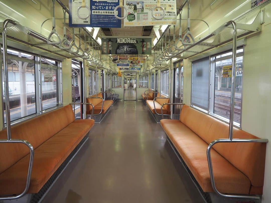 伊藤桃さんのインスタグラム写真 - (伊藤桃Instagram)「【#伊豆箱根鉄道大雄山線 #井細田駅 】 #伊豆箱根鉄道 #大雄山線 #いずっぱこ のたび！ラスト♡ 1枚目は道了尊でとった自撮り＼^^／をまじえて····· ラストの投稿に出発進行꙳★*ﾟ 🛤 2枚目: 最後におりたのは井細田駅！ なんとなく駅舎が可愛いのが気になっていて＼^^／ふらりと····· ほどよいレトロさがたまりません。 3枚目: そばには小田急足柄駅もあり、ロマンスカーMSEが街中を走っていくところを目撃！ 都心に近いほうは、ほとんど地下に潜るか高架化されている小田急さん。 なんとなく道路をまたぐ姿を新鮮に感じました😘 🛤 4.5.6.7枚目: そしてラストにやっと乗れました！✨ 同じ5000系電車だけが走る大雄山線ですが、私はこのカラーリングがおきにいり。 赤電·····ですよね？オールドカラー復刻バージョン！ 内装はそんなに変わらないですがとても高まりました♡ 🛤 ゆるりと伊豆箱根鉄道大雄山線の旅、いかがでしたでしょうか。 週末1日ふんわり旅するだけでもこんな時間を過ごせるのは贅沢ですよね🥺 たのしかったー！！ 次の旅につづく♡ #週末旅行  #ひとりたび女子  #ひとりたび」7月8日 14時12分 - itomomo_tetsu