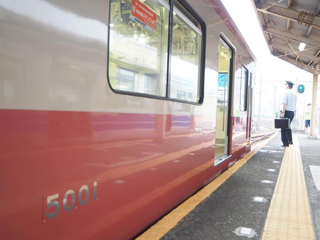 伊藤桃さんのインスタグラム写真 - (伊藤桃Instagram)「【#伊豆箱根鉄道大雄山線 #井細田駅 】 #伊豆箱根鉄道 #大雄山線 #いずっぱこ のたび！ラスト♡ 1枚目は道了尊でとった自撮り＼^^／をまじえて····· ラストの投稿に出発進行꙳★*ﾟ 🛤 2枚目: 最後におりたのは井細田駅！ なんとなく駅舎が可愛いのが気になっていて＼^^／ふらりと····· ほどよいレトロさがたまりません。 3枚目: そばには小田急足柄駅もあり、ロマンスカーMSEが街中を走っていくところを目撃！ 都心に近いほうは、ほとんど地下に潜るか高架化されている小田急さん。 なんとなく道路をまたぐ姿を新鮮に感じました😘 🛤 4.5.6.7枚目: そしてラストにやっと乗れました！✨ 同じ5000系電車だけが走る大雄山線ですが、私はこのカラーリングがおきにいり。 赤電·····ですよね？オールドカラー復刻バージョン！ 内装はそんなに変わらないですがとても高まりました♡ 🛤 ゆるりと伊豆箱根鉄道大雄山線の旅、いかがでしたでしょうか。 週末1日ふんわり旅するだけでもこんな時間を過ごせるのは贅沢ですよね🥺 たのしかったー！！ 次の旅につづく♡ #週末旅行  #ひとりたび女子  #ひとりたび」7月8日 14時12分 - itomomo_tetsu