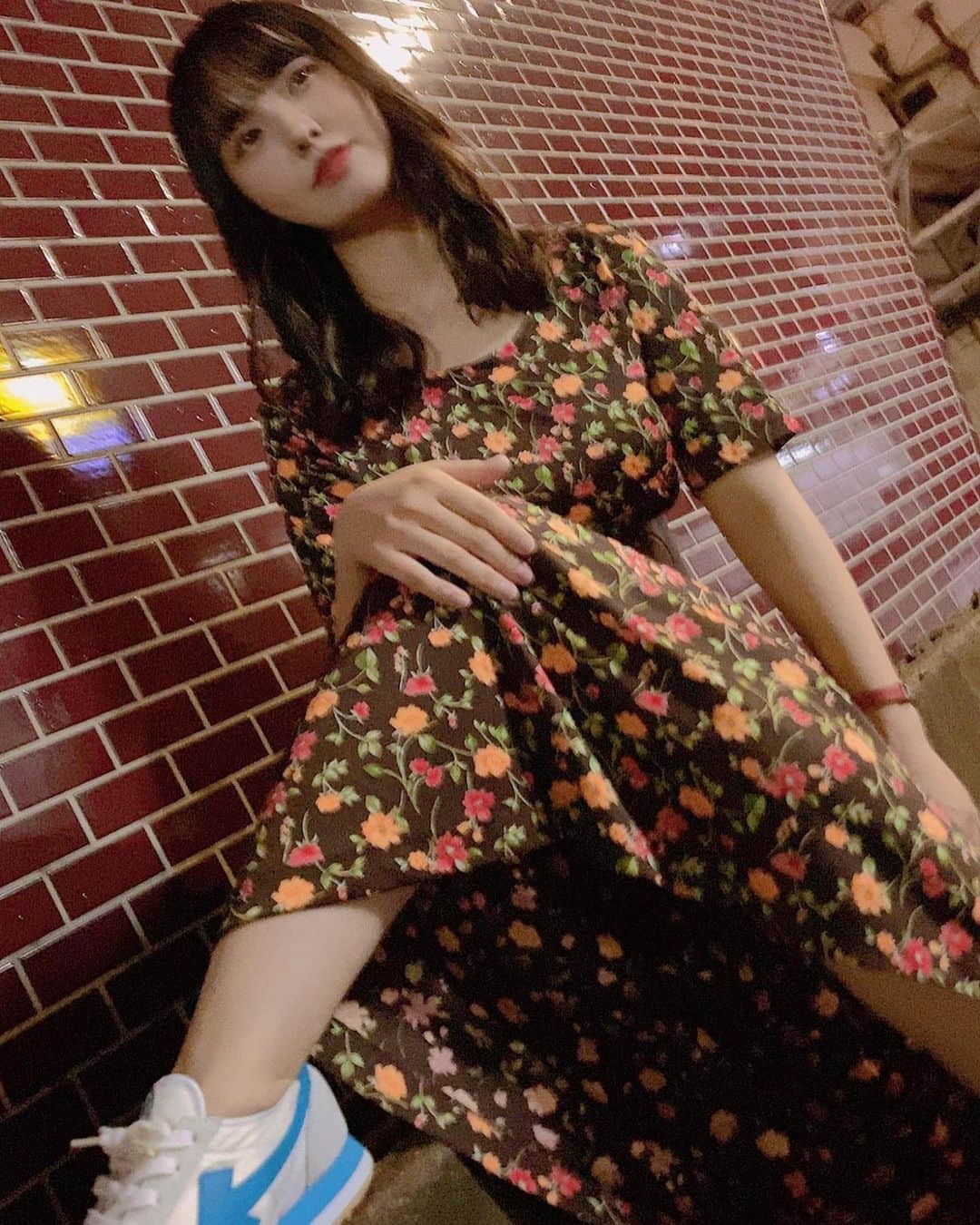 本郷柚巴のインスタグラム：「ひらひらワンピース🧡🤎💛 ・ ・ いつも行く古着屋さんで見つけた凄く珍しいスニーカー👟 ・ ・ めちゃくちゃかわいい💕 ・ ・ 早く走れそう気分上々⤴️ ・ ・ です😊 ・ ・ #本郷柚巴 #nmb48  #古着 #古着女子 #スニーカー #花柄ワンピース #かけっこ一等賞⤴️」