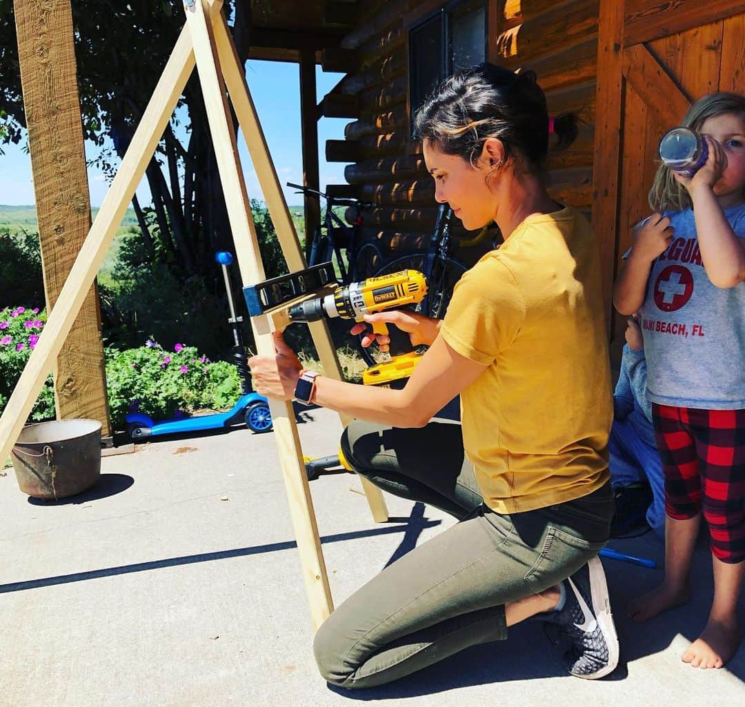 ダニエラ・ルーアのインスタグラム：「My hubby challenged me to build the kids and myself easels since we love to draw and paint... No its not hard but beginner over here (me) had to figure it out. I’m fiercely independent and at times my stubborness prefers to err and learn rather than just ask those who have the answers. Thank you hubby for knowing me well and giving me the space to make mistakes, and only guiding me when I asked for help. (And also for buying enough wood to accommodate said mistakes😂) . O meu maridão desafiou-me a construir cavaletes para mim e para os miúdos já que adoramos desenhar e pintar. Não é um processo difícil mas aqui a principiante (eu) teve de aprender o que fazer. Sou ferozmente independente e por vezes a minha teimosisse faz com que queira errar e aprender em vez de pedir ajuda a alguém que tenha as respostas... Obrigada Dave por me conheceres tão bem e dares-me espaço para errar, e só ajudar quando te pedia. (E por comprar madeira suficiente para acomodar os tais erros 😂) . #building #fun #learning #kids #art #drawing #painting #easel #drill #level #wood #happy #mistakes」
