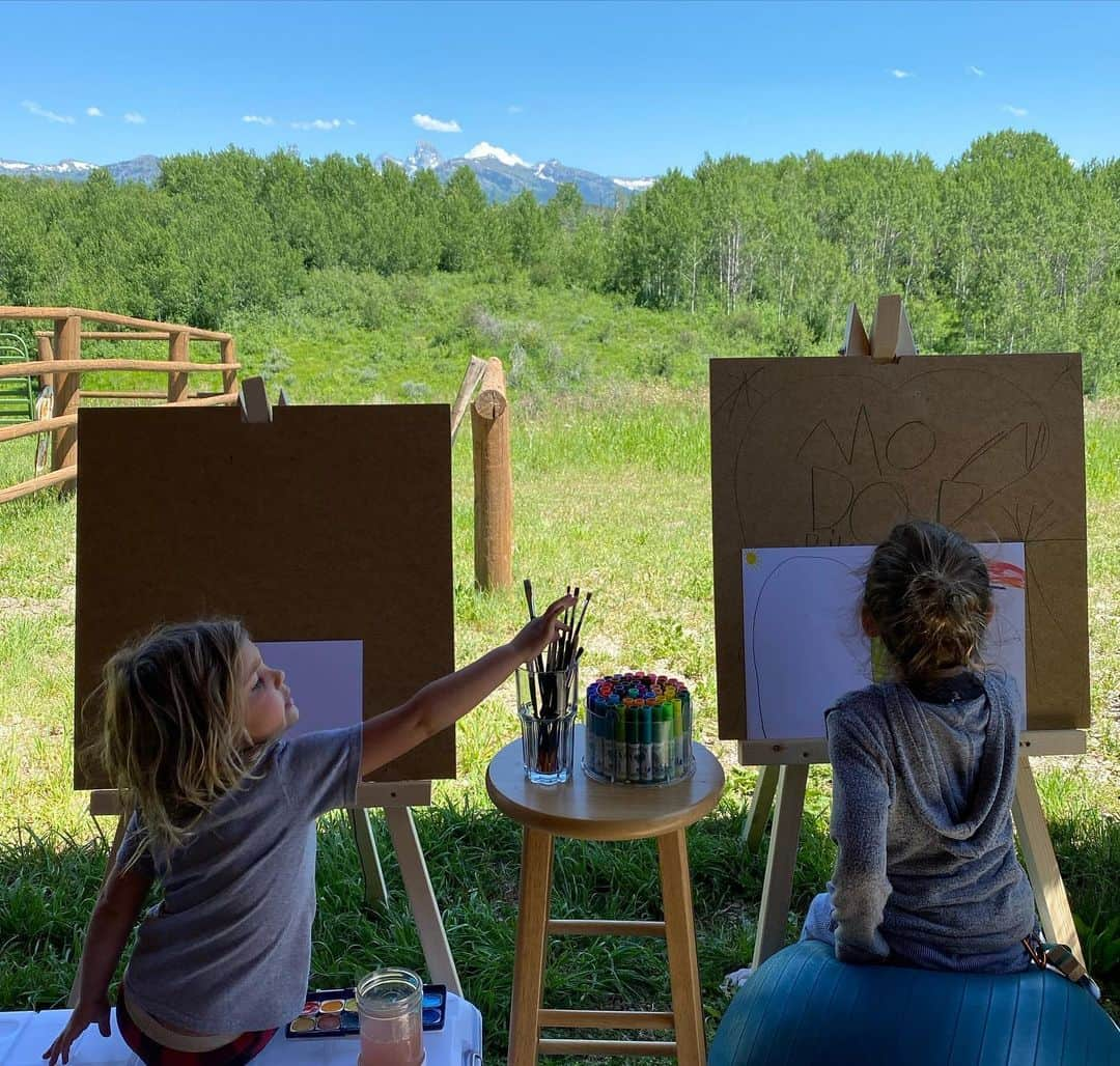 ダニエラ・ルーアさんのインスタグラム写真 - (ダニエラ・ルーアInstagram)「My hubby challenged me to build the kids and myself easels since we love to draw and paint... No its not hard but beginner over here (me) had to figure it out. I’m fiercely independent and at times my stubborness prefers to err and learn rather than just ask those who have the answers. Thank you hubby for knowing me well and giving me the space to make mistakes, and only guiding me when I asked for help. (And also for buying enough wood to accommodate said mistakes😂) . O meu maridão desafiou-me a construir cavaletes para mim e para os miúdos já que adoramos desenhar e pintar. Não é um processo difícil mas aqui a principiante (eu) teve de aprender o que fazer. Sou ferozmente independente e por vezes a minha teimosisse faz com que queira errar e aprender em vez de pedir ajuda a alguém que tenha as respostas... Obrigada Dave por me conheceres tão bem e dares-me espaço para errar, e só ajudar quando te pedia. (E por comprar madeira suficiente para acomodar os tais erros 😂) . #building #fun #learning #kids #art #drawing #painting #easel #drill #level #wood #happy #mistakes」7月8日 14時24分 - danielaruah