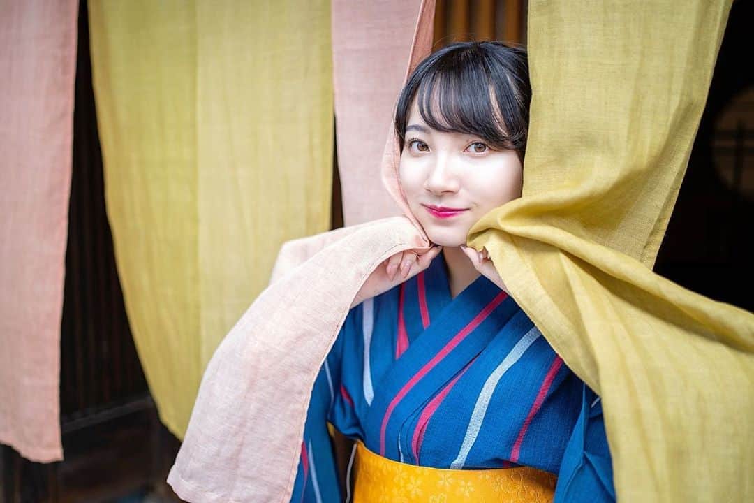 のインスタグラム：「. いつもツンッ...スンッ...のおすまし顔が多いから、なかなかレアな表情！笑 少しぎこちない...もっとやり切ってくれ私〜〜〜！！！😂😂😂 . . . . . . 8月からフリーに戻ります。 ‪大学生でまだまだ経験の少ない私を受け入れてくださり、礼儀や常識、意識等、仕事に対する姿勢を身近で示して頂いたこと、1人では知ることのできなかった世界を教えて頂いたこと、事務所、撮影会の運営の皆様や他のモデルさん方には感謝してもしきれない気持ちです。 素敵な経験と思い出をありがとうございました！ ‪『大学生のうちにしたいことは全部する！』という信念を曲げずに、貴重な学生生活を後悔しないよう実りあるものにしたいです。 学生として、人として、日々成長していきたいと思っておりますので、これからも宜しくお願い致します。‬ . (❀ᴗ͈ˬᴗ͈)⁾⁾ᵖᵉᵏᵒ」