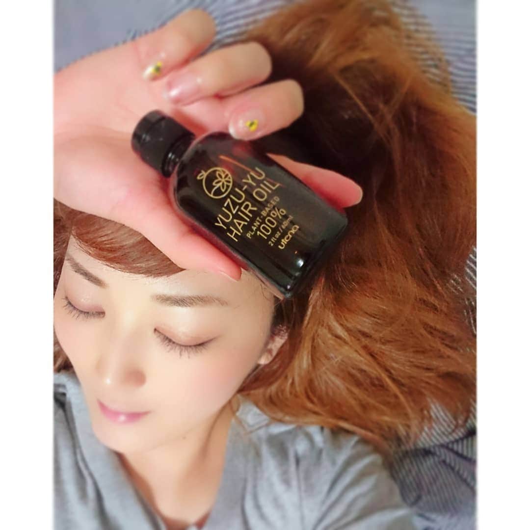 のインスタグラム：「❀アットcosmeベストコスメアワード2019 ベストヘアケア 第3位 ❀2013年 上半期ベストコスメ ヘアケア・スタイリング部門 第3位  【ゆず油 無添加ヘアオイル】がいい感じ😍 @utena_official  髪の毛傷まないように、カラーリングの前に❗ パサつきも傷みも抑えられて、しっとり髪の毛❣❣  軽く下に向けて振る感じにすると １滴づつオイルが出てきて、使いやすい😁  トリートメント・スタイリング オイルパック・頭皮マッサージ、 髪も頭皮もこれ1本でケアできる優れもの😼✨  ただ、つけすぎてしまうと ベタつきが残ってしまう気をつけた方がいいかも。  けど、髪のパサつきと 広がりが気になる方におすすめ(*・v・)  #ヘアケア #ヘアオイル #hair #haircare #髪の毛 #ダメージケア #styling #スタイリング #ゆず #ゆず油無添加ヘアオイル #柚子 #柚子油 #haircolor  #ヘアカラー #トリートメント #treatment #マッサージ #オイルパック #頭皮ケア #pr #hairpr #cosme #コスメ #アットコスメ #美容 #美容好き #beauty #beautiful」