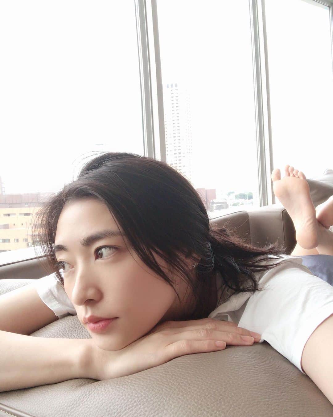 のインスタグラム：「全国で起こっている大雨、、 早く収まって欲しい😔 収まってからもまだまだ大変ですね、。 私も幼稚園の頃大洪水で、ボートに乗って救出されたのを思い出します😔地元に出来ることあるか考えますね！ . . #大雨#洪水#洪水警報#避難#避難グッズ#崖崩れ#注意#早めの避難を」