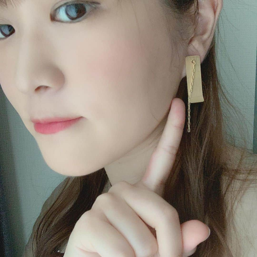 伊藤かりんさんのインスタグラム写真 - (伊藤かりんInstagram)「. . . おニューのピアス。 かわいい🥰 . これ、私の専門学校時代の お友達が作ったの✨ . . . すごいなあ〜🥺✨✨✨ . . . 友達が頑張ってると 私もがんばろ〜！ってなる！🙆‍♀️ . . .」7月8日 14時54分 - karin___ito