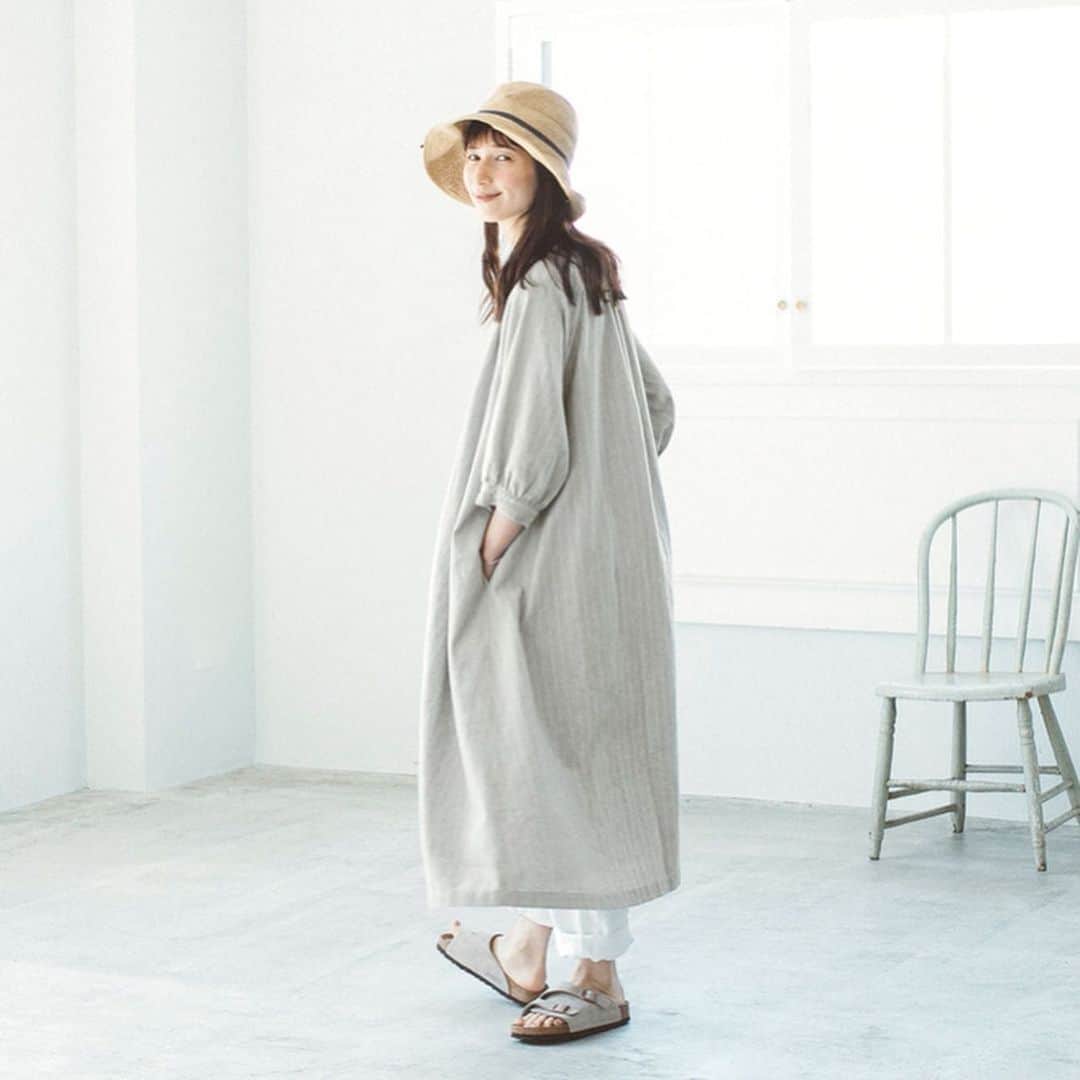 ナチュランさんのインスタグラム写真 - (ナチュランInstagram)「さまざまな洋服との出合いを重ねてきた大人の女性にファンの多い「08Mab」より、ロングセラーの多ボタンデザインシリーズのワンピースをご紹介します。﻿ ﻿ ﻿ -----------﻿ ■コットンリネンストライプ多ボタンワンピース［MAA-1A42-0005-A］﻿ たくさん並んだ小粒の天然シェルボタンが、品よくアクセサリーのようにきらめく人気のデザインの別注ワンピース。ほどよいコシとハリをもつコットンリネン生地をたっぷり贅沢に使った分、落ち感も出ているため、すっきりと上品な印象でお召しいただけます。﻿ ﻿ ﻿  ﻿ ------------------------------﻿ ▶️お買いものは写真内のタグをタップしてくださいね。またはプロフィールからもナチュランへリンクしています。→@natulan_official﻿ ﻿ ▶️写真内のタグは、販売中でも消えている場合がございます。ぜひ、ナチュランの検索窓から、注文番号又は商品名を、検索してみてくださいね。﻿ ﻿ ▶️プロフィール画面では、季節のおすすめ商品や、再入荷情報をご紹介しています。ぜひ、ご覧くださいませ。→@natulan_official﻿ ﻿ ----------- #lifewear #fashion #今日のコーデ #コーディネート #ファッション #ナチュラル #ナチュラン #natulan #日々の暮らし #暮らしを楽しむ #シンプルライフ #シンプルコーデ #大人女子 #大人コーデ #ナチュラルコーデ #ワンピース #ワンピースコーデ #シェルボタン #コットンリネン #夏コーデ #リンネル #リンネル系 #リンネル掲載 #08mab #08マブ #ゼロハチマブ @08mab_official #natulan_official @kazumi0728」7月8日 14時49分 - natulan_official