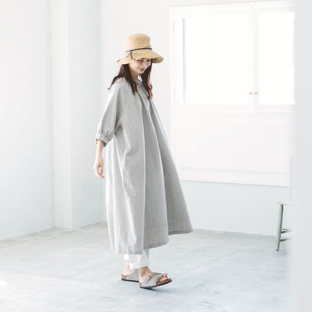 ナチュランさんのインスタグラム写真 - (ナチュランInstagram)「さまざまな洋服との出合いを重ねてきた大人の女性にファンの多い「08Mab」より、ロングセラーの多ボタンデザインシリーズのワンピースをご紹介します。﻿ ﻿ ﻿ -----------﻿ ■コットンリネンストライプ多ボタンワンピース［MAA-1A42-0005-A］﻿ たくさん並んだ小粒の天然シェルボタンが、品よくアクセサリーのようにきらめく人気のデザインの別注ワンピース。ほどよいコシとハリをもつコットンリネン生地をたっぷり贅沢に使った分、落ち感も出ているため、すっきりと上品な印象でお召しいただけます。﻿ ﻿ ﻿  ﻿ ------------------------------﻿ ▶️お買いものは写真内のタグをタップしてくださいね。またはプロフィールからもナチュランへリンクしています。→@natulan_official﻿ ﻿ ▶️写真内のタグは、販売中でも消えている場合がございます。ぜひ、ナチュランの検索窓から、注文番号又は商品名を、検索してみてくださいね。﻿ ﻿ ▶️プロフィール画面では、季節のおすすめ商品や、再入荷情報をご紹介しています。ぜひ、ご覧くださいませ。→@natulan_official﻿ ﻿ ----------- #lifewear #fashion #今日のコーデ #コーディネート #ファッション #ナチュラル #ナチュラン #natulan #日々の暮らし #暮らしを楽しむ #シンプルライフ #シンプルコーデ #大人女子 #大人コーデ #ナチュラルコーデ #ワンピース #ワンピースコーデ #シェルボタン #コットンリネン #夏コーデ #リンネル #リンネル系 #リンネル掲載 #08mab #08マブ #ゼロハチマブ @08mab_official #natulan_official @kazumi0728」7月8日 14時49分 - natulan_official