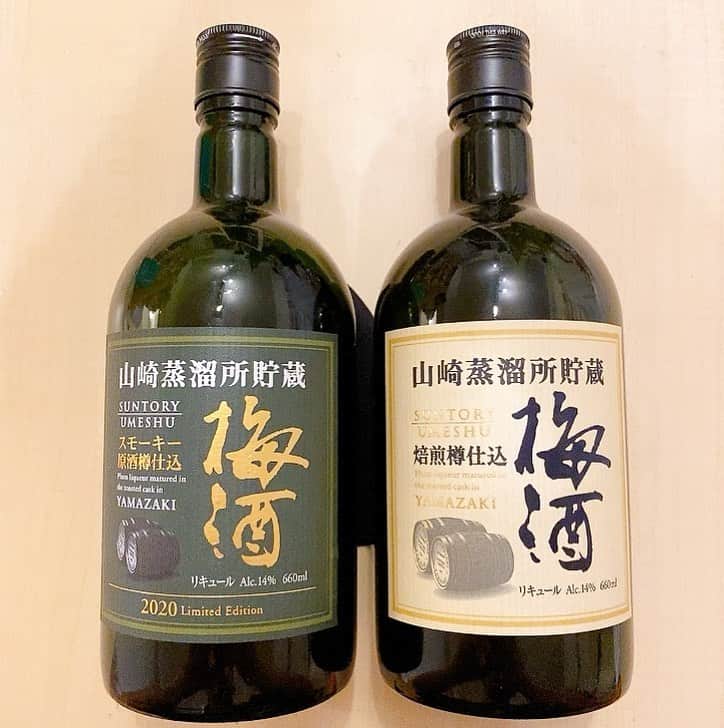 のインスタグラム：「#山崎 の #梅酒 、特に限定品の #スモーキー原酒樽仕込梅酒 （左）が甘さかなり控えめ、ウイスキー樽のスモーキーな香りがしっかり感じられて美味しい…。ウイスキーと梅酒の中間みたいな感じ。しかも山崎ブランドだけど1500円。 #リピ買い した。甘いほうが好きなら右がお勧め。 _ #お酒 #お酒好き #酒 #酒好き #飲み比べ #梅酒飲み比べ」