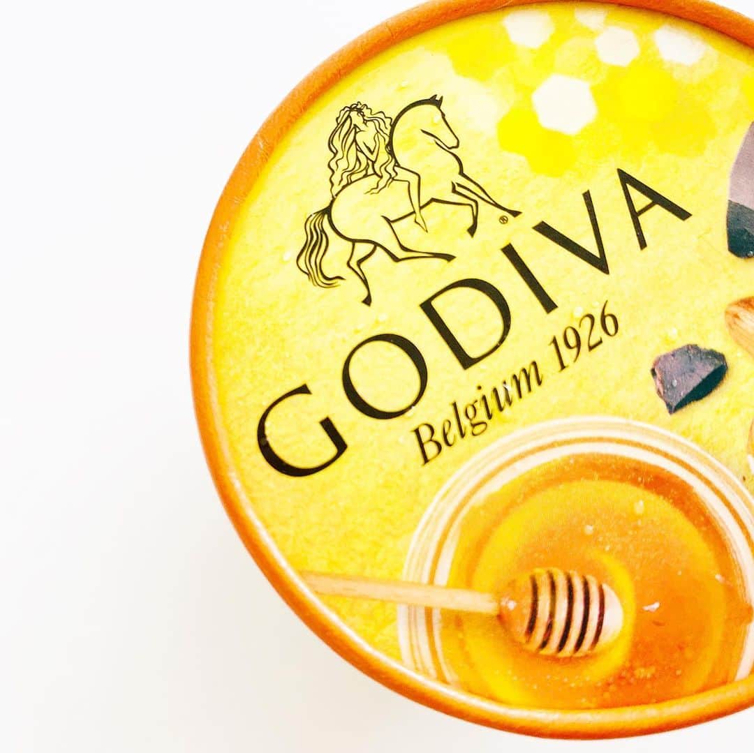 市川歩美のインスタグラム：「GODIVAのセブンイレブン限定のアイスクリーム「蜂蜜アーモンドとチョコレートソース」です💛💛  蜂蜜の風味がふわあっ💛ときて、すっきりしててお気に入り💛💛  といいつつ、大人気だそうでもう店頭になかったらごめんなさい🍯  国産の百花蜜を100%使っているそうです🐝　330円（税別）  #ilovechocolate  #chocolat #chocolatelovers  #chocolate #チョコレート #チョコレート大好き #チョコレート好き #ショコラ #チョコレート好きと繋がりたい #チョコレートケーキ #カカオ #godiva #ゴディバアイス #ゴディバ #はちみつ #セブンイレブン限定 #あいす #カップアイス #アイスクリーム #おうちチョコ」