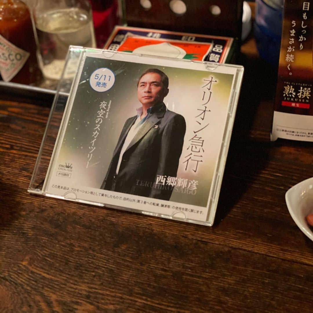 松尾貴史さんのインスタグラム写真 - (松尾貴史Instagram)「#お初天神 の豚料理の名店「 #涿屋 」で、#ヒレカツ と #赤ワイン 。  すぐそばの「 #北サンボア 」で、絶品の #ハイボール 。  #マスク は、#兵庫県 #西脇市 #播磨織 #播磨織り の #ニイメタマキ #tamakiniime さんなのものです。  なぜ #西郷輝彦 さんのCDがあるかというと、以前この #サンボア でプロモーションビデオを撮影、私が #バーテンダー 役でチラリと友情出演しているのです。」7月8日 15時09分 - kitsch.matsuo