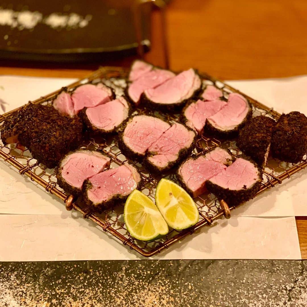 のインスタグラム：「#お初天神 の豚料理の名店「 #涿屋 」で、#ヒレカツ と #赤ワイン 。  すぐそばの「 #北サンボア 」で、絶品の #ハイボール 。  #マスク は、#兵庫県 #西脇市 #播磨織 #播磨織り の #ニイメタマキ #tamakiniime さんなのものです。  なぜ #西郷輝彦 さんのCDがあるかというと、以前この #サンボア でプロモーションビデオを撮影、私が #バーテンダー 役でチラリと友情出演しているのです。」