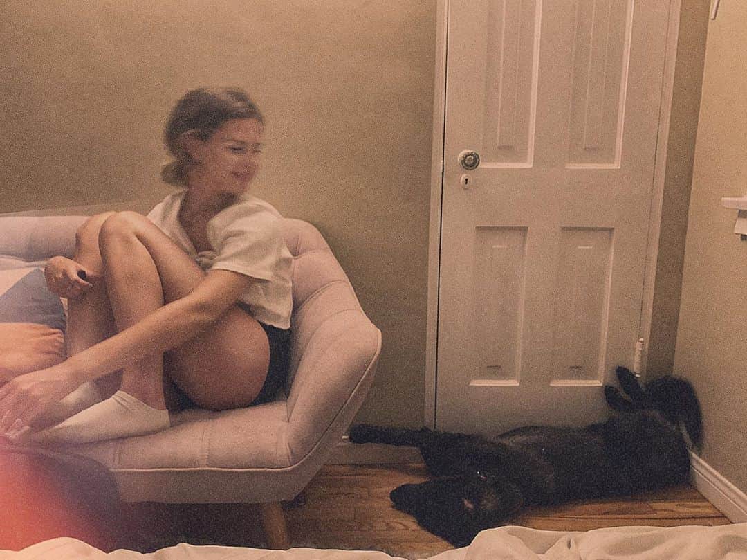 ケリー・オックスフォードのインスタグラム：「I just took two photos of my night. Covid will eventually end and a new normal will start. I don’t know if you need to hear this or not, but if you do- we will be better. Who knows about those other people, they seem pretty far gone.」
