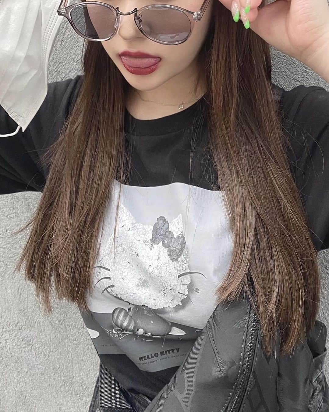 おもてちゃんのインスタグラム：「. 🍎🖤」