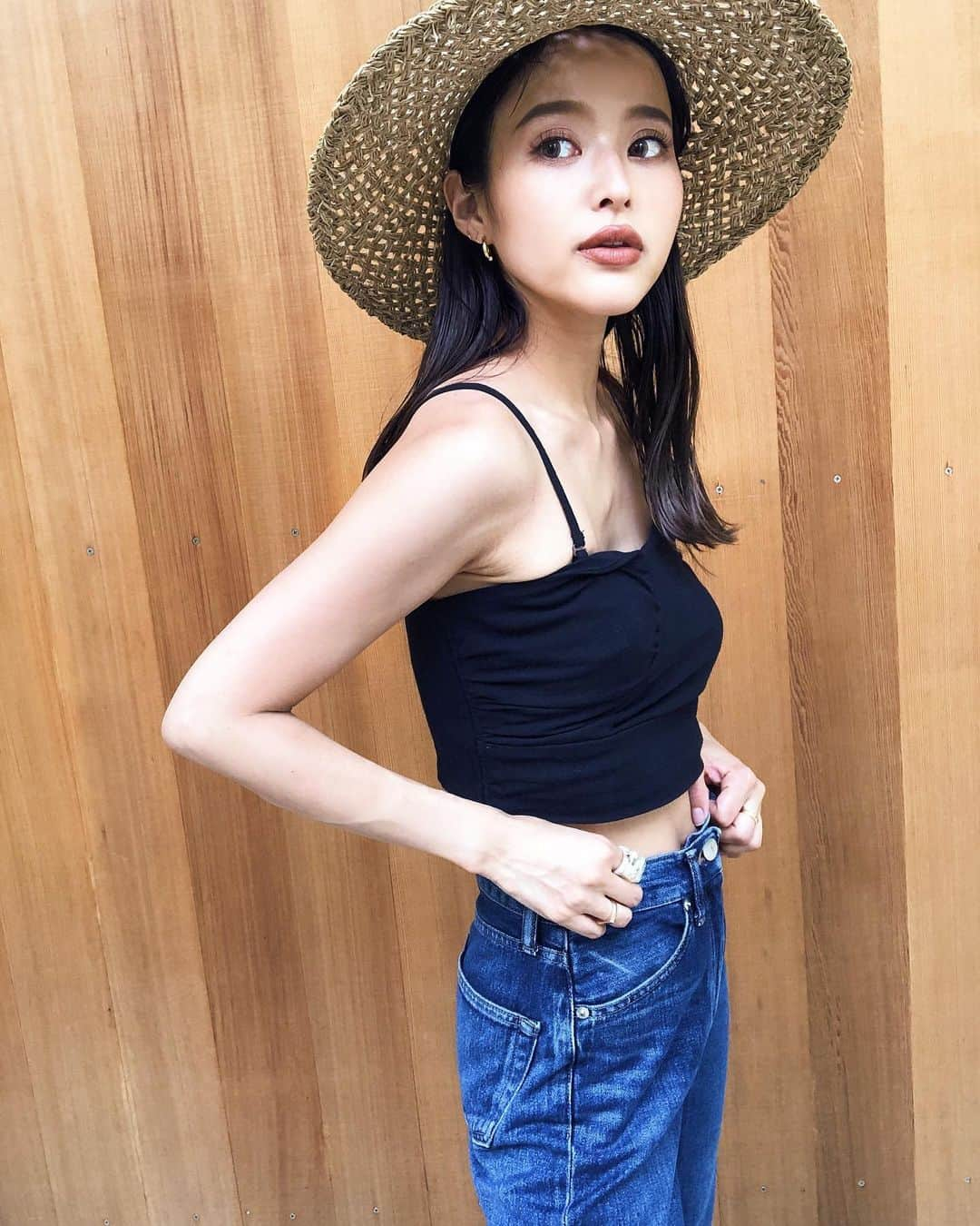 佐野真依子さんのインスタグラム写真 - (佐野真依子Instagram)「SUMMERSALE開催中📢 対象商品2点ご購入で20%OFF！ 3点以上ご購入で 30%OFFになります🤍 SALE対象のオススメアイテム🤍 コットン素材のコンパクトな カップ付きシンプルビスチェ🤍 取り外し可能な肩紐付きでキャミソールとしてもベアトップとしても 2WAYでお楽しみいただけます🤍 胸元で切り替えたシャーリングとバックスタイルはゴムシャーリングデザインがポイントに🤍 カップ付きで下着をつけずにそのまま1枚で着用できるこの夏オススメの2WAYビスチェ🤍 WHITE/GRAY/BLACK/ORANGE の4色をご用意しました🤍 ■Short shirring tops ￥4,290からさらに最大30%OFF🤍 是非お得な機会に @trunc88_official  を✔️してみて下さい🤍 @trunc88_official  #trunc88 @trunc88_official  #trunc88」7月8日 15時23分 - sanomaisanomai