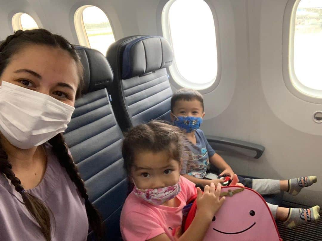 エリナ シルカさんのインスタグラム写真 - (エリナ シルカInstagram)「Traveling with the twins during the pandemic 😷😬 not as stressful as I thought it would be!! Made it back to Hawaii safe and sound ✈️✈️ たまにお鼻でてるけど…9割型ちゃんとマスクして、殺菌するまでお利口さんに待ってたり、状況を理解してくれてた双子に感謝！詳しくはまたブログにアップします✈️😷  #travel #hawaii #covid19 #covid19travel #twinmom #pregnant #3rdbaby」7月8日 15時23分 - laura_elina_ymd