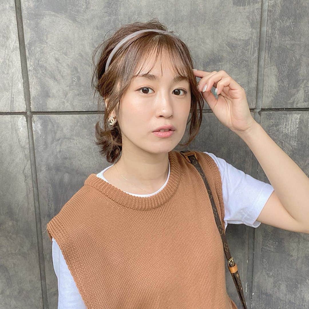 のインスタグラム：「#💇‍♀️ . .  @reihi1018  @beautiful__harajuku  .  透明感が欲しくて ベージュ系で明るくお願いしました✨ 前髪はもちろんのこと、 全体的にカットもしました‼︎ ウルフにはしたくないけど、 顔まわりはかなりレイヤーいれて 前髪を分けた時に一体化して流れるようにしてもらった✨ ご覧の通り、 巻いて結ぶとおくれ毛がいい感じに 出てきて最高。 何もしてないけどオシャレになるようにしてもらいました🧡 結んでない時のも今度あげます📷 #アッシュベージュ #アッシュ #ベージュカラー #ベージュ #レイヤーカット  #レイヤーボブ  #レイヤーミディアム  #シースルーバンク #カラー #夏カラー #butifull  #butifullharajuku #原宿 #原宿美容室 #シースルーバンク #シースルー前髪 #韓国ヘア」