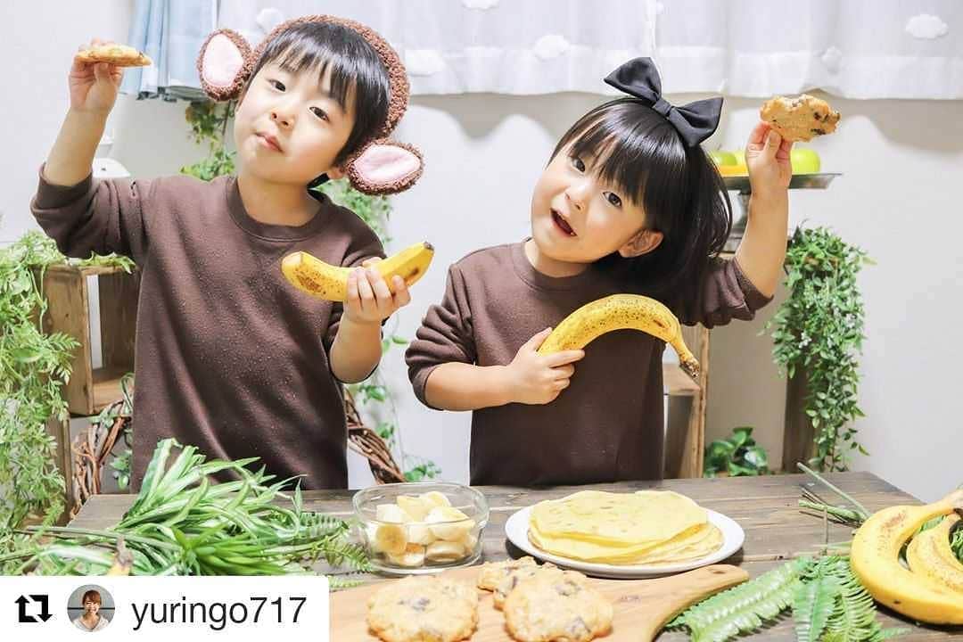 Dole_jp ドール ジャパンのインスタグラム：「バナナパーティーとっても楽しそうですね🎵 . ドールの極撰バナナはもっちり濃い甘さの高地栽培バナナです。 甘み、香り、食感、すべてが高品質な極撰バナナをぜひ皆さまもお試しください😉 . . #Repost @yuringo717 (@get_repost) ・・・ Let's BANANA party!!🐒🍌﻿ ﻿ @dole_jp さんよりバナナをプレゼントしていただきました！﻿ ﻿ その数なんと、約80本！！🍌🍌🍌🍌🍌🍌🍌🍌 ﻿ こんなにたくさんのバナナが一気にわが家に来たのは﻿ おそらく一生に一度の素敵な体験でしょう…🍌﻿ ﻿ こりゃあ、楽しまないと！🥳﻿ っということで、おうちでバナナパーティーを開催しましたw﻿ （ぷにお曰く、バナナモンキーバナナクレープパーティーだそうですww）﻿ ﻿ おさるになりきって、﻿ バナナクレープを作ったり、バナナチョコチャンククッキーをほおばっていました🐒🍌﻿ ﻿ 子どもたちはバナナがだいすき！﻿ 朝ごはんにも、夕方のおやつにも、﻿ もいで渡すだけなので、とにかく手軽！！﻿ 時間がないときなんかは特に助かっています🥺﻿ ﻿ しかもいただいたこの極撰バナナ。﻿ 血圧を下げる機能があることが報告されているGABAを含んだ機能性表示食品なんだそう…！﻿ すごい😳﻿ ﻿ 1本1本がもっちり、しっかり、していて食べ応えも抜群！！﻿ 一度食べたらクセになるバナナです🍌💛﻿ ﻿  ﻿ #DoleBananaSmile　﻿ #PR﻿ #ドール #Dole #バナナ #banana ﻿ #🍌 #極撰バナナ﻿ #かぞくごと﻿ #バナナパーティー #モンキーパーティー﻿ #浸りたい日 ﻿ #ホームパーティー #毎日パーティー﻿ #札幌 #北海道 #sapporo #hokkaido﻿ #北海道ママ #札幌ママ #2児ママ #年子ママ﻿ #子どものいる暮らし #子育てぐらむ」