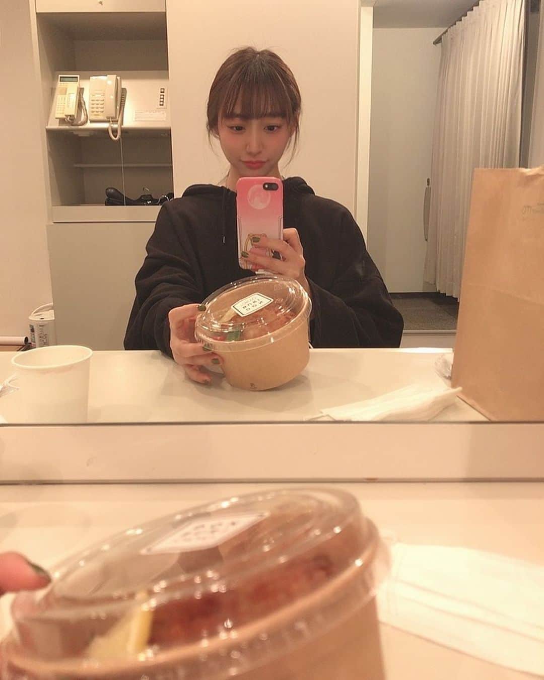 尾形穂菜美のインスタグラム：「1ヶ月くらい更新してなかったからとりあえずいつかの楽屋弁当🍱笑」
