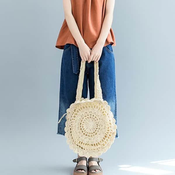 maison de LATIRのインスタグラム：「トレンドの中に大人の可愛らしさを編み込んだ今旬のデザインバッグ。 オフはカジュアルに大人の甘モード感をプラスして。  . お求めはコチラから▼▼ @maison_de_latir #maison_de_latir #https://shop-list.com/women/brand/maison-de-latir/」