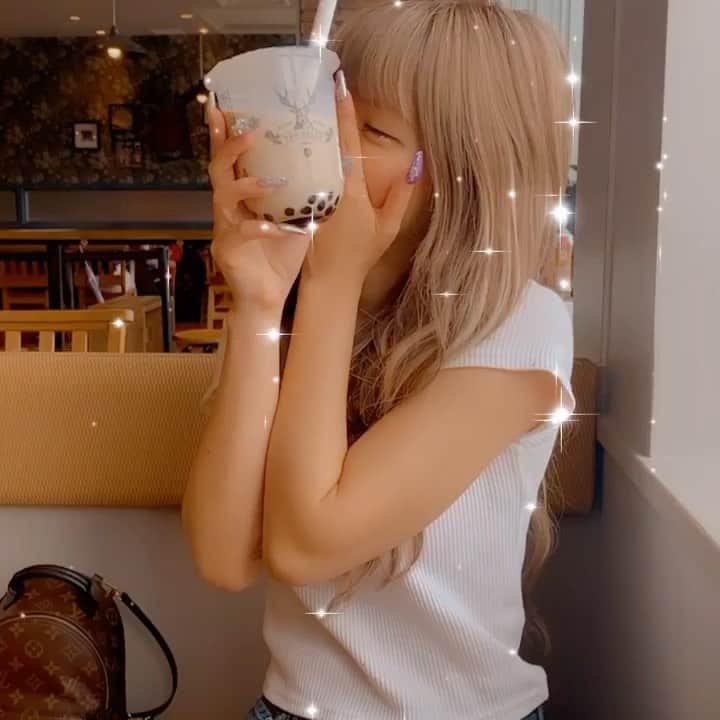 アンジェリカのインスタグラム：「❤︎ . またタピオカ〜？？って？？笑  今日皮膚科で鼻に出来たニキビを注射してきた💉笑笑だからみせれませぇーん笑 はやく治れ💢🤔ってかんじー！ ❤︎ . #ジアレイ #thealley #皮膚科 #エクステ」