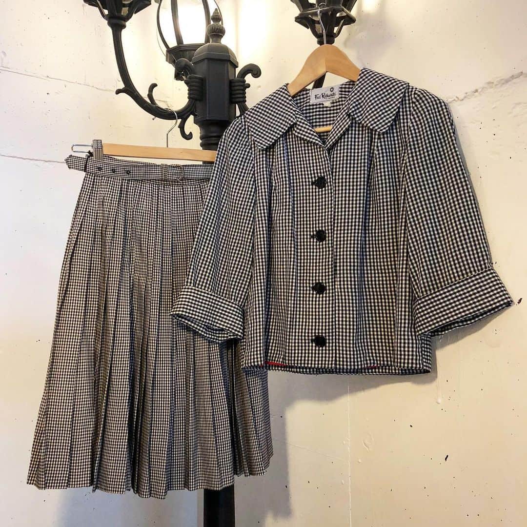 NUTTY Vintage&Collectibleのインスタグラム：「👠NEW ARRIVAL👠 ㅤㅤㅤㅤㅤㅤㅤㅤㅤㅤㅤㅤㅤ ☑︎50's-60's monotone ginghamcheck pleats skirt ☑︎50's monotone ginghamcheck cotton jacket ㅤㅤㅤㅤㅤㅤㅤㅤㅤㅤㅤㅤㅤ いつの時代憧れる、ロマンティックなギンガムチェック♡ セットではなけれど、同じ柄であわせるとセットアップのようにもご着用いただけますよ👠 是非お試しくださいませ＊ ㅤㅤㅤㅤㅤㅤㅤㅤㅤㅤㅤㅤㅤ ＊ONLINE STOREにてお買い求めいただけます＊ ㅤㅤㅤㅤㅤㅤㅤㅤㅤㅤㅤㅤㅤ ------------------------------------- 🛍NUTTY通販について🛍 ------------------------------------- ◎掲載商品は全て通販可能となっておりますので、詳細はDMにてお気軽にお問い合わせくださいませ。また、ONLINE STOREに随時商品を掲載しております。商品詳細も記載しておりますので、是非ご利用くださいませ。 🔎 http://nutty.theshop.jp/ （ プロフィールページURLよりjump🕊） ㅤㅤㅤㅤㅤㅤㅤㅤㅤㅤㅤㅤㅤ ◎ご自宅でもお買い物をお楽しみいただけるVIDEO CHAT SHOPPING📺テレビ電話をお繋ぎして、リアルタイムでご案内いたします。詳細は過去の投稿をご覧ください。」