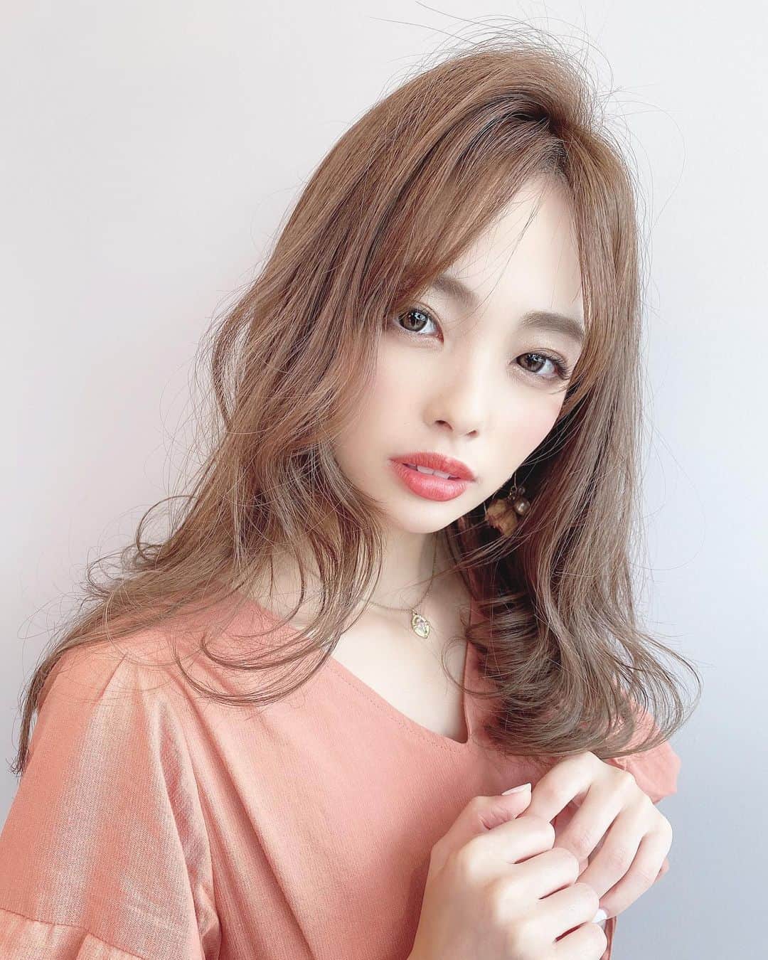 カトリナさんのインスタグラム写真 - (カトリナInstagram)「﻿ ﻿ ﻿ ﻿ ﻿ 7/12から栄でopenする﻿ @moresakae さんのプレオープンに招待されて行ってきました💗﻿ ﻿ ﻿ ﻿ ﻿ カラーとトリートメントをして頂きました😆❤️﻿ ﻿ ﻿ ﻿ ﻿ 可愛すぎる店内😳﻿ カラフルな壁紙が印象的で韓国カフェ🇰🇷みたいに﻿ お洒落だった🥺🍰﻿ ﻿ ﻿ ﻿ ﻿ 見てよ、この可愛くてインスタ映え映えなドリンク😳マカロンも可愛い😭😭😭❤️﻿ もったいなくて飲まずに持ち帰ってきたや🤣﻿ ﻿ ﻿ ﻿ ﻿ 久しぶりに名古屋行ったけど名古屋ってやっぱいいところだね(独り言)😂﻿ ﻿ ﻿ ﻿ ﻿ ﻿ 今週金曜日にデブ活しにまた行くよ〜ん❤️﻿ 待ってろ名古屋！！💗💗﻿ ﻿ ﻿ ﻿ ﻿ ﻿ ﻿ #名古屋美容室#名古屋#カトリナ#サロモ#サロンモデル#ニューオープン#栄美容室#栄#韓国カフェ#韓国ファッション#韓国美容室﻿」7月8日 15時49分 - suzu_nanase715