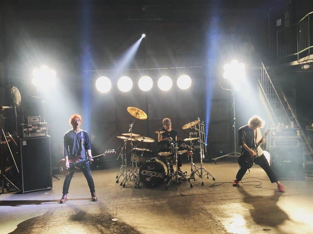 チフネシンゴのインスタグラム：「. 自主レーベル "ONION ROCK RECORDS"主宰、HOTSQUALL、 渾身の7曲入りALBUM . 『SEVEN SHOUTS』 . . その切り込み隊長がこちら。 . とりあえず観てみてくださいまし。 バシッと受け取ってもらえたら嬉しい。 よろしくお願いします🤘  『No Boy No Cry』 youtu.be/tdGGw44koYY . . #hotsquall #ホスコ #SEVENSHOUTS #七つの声援 #noboynocry #千葉 #punk #rock」