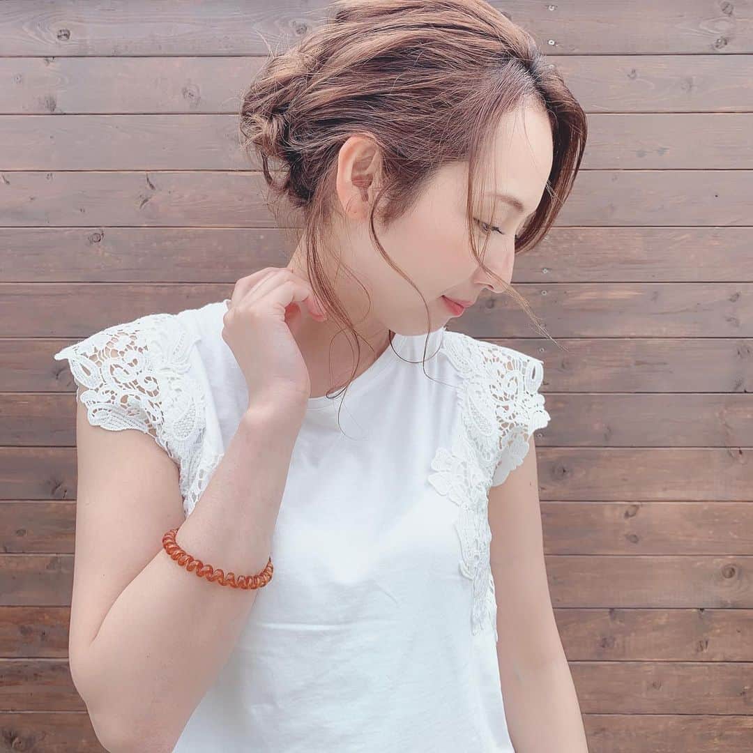 若林翔子のインスタグラム：「.﻿ .﻿ 今日のりほちゃんヘアはお団子😄﻿ 自分で作るお団子より100倍可愛い🤣🤣🤣﻿ ﻿ ﻿ #りほちゃんヘア　#大人な　#お団子ヘア﻿」