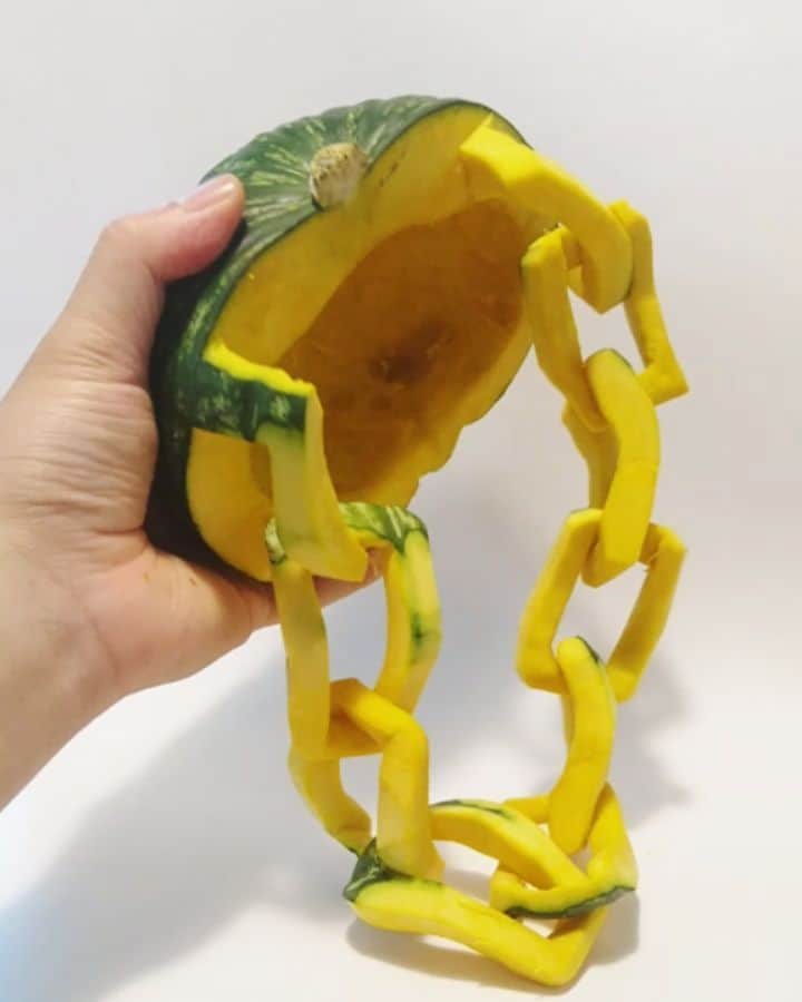 gakuのインスタグラム：「🎃Pumpkin bag つなげたまんまでカバンにしてみました。 これレッスンしてみたい。 どうでしょう？ #carving #vegetablecarving #vegetable #pumpkin #ベジタブルカービング #カービング #野菜アート #野菜彫刻 #野菜#bag #Chain#chanel」