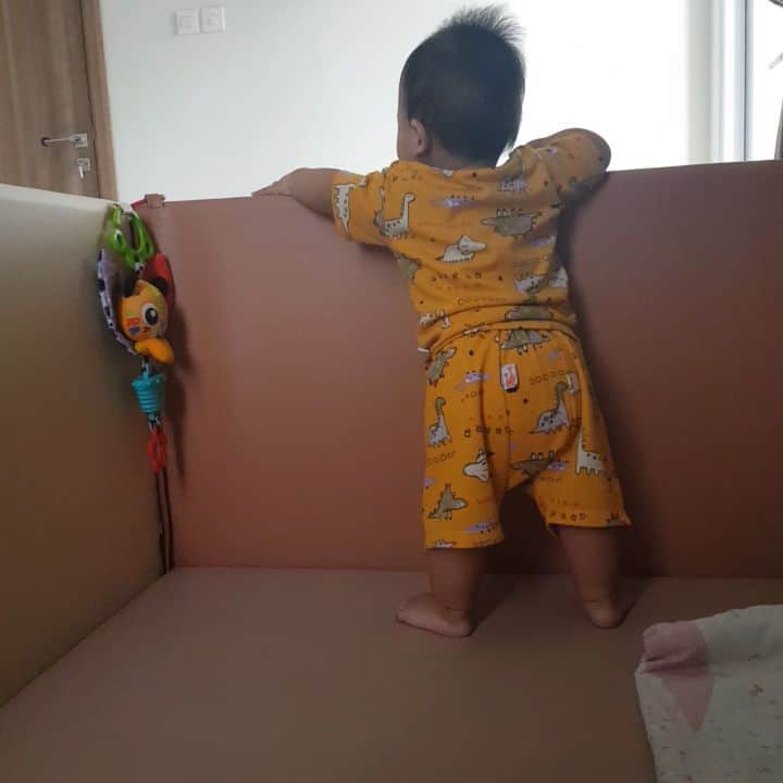 デビー・スサントのインスタグラム：「Nonton sampe menit terakhir ya 🙈 . Mikha ngak gerak sama sekali padahal biasa uda ngerambat sampe pinggir. Trus tiba tiba mikha pasang posisi tangan berdoa sama Tuhan soalnya mikha lagi mengalami kesulitan sehingga butuh bantuan Tuhan. Kira kira kesulitan apa yang mikha hadapi?? 🤣🤣 #mikhaelkayanadaya」