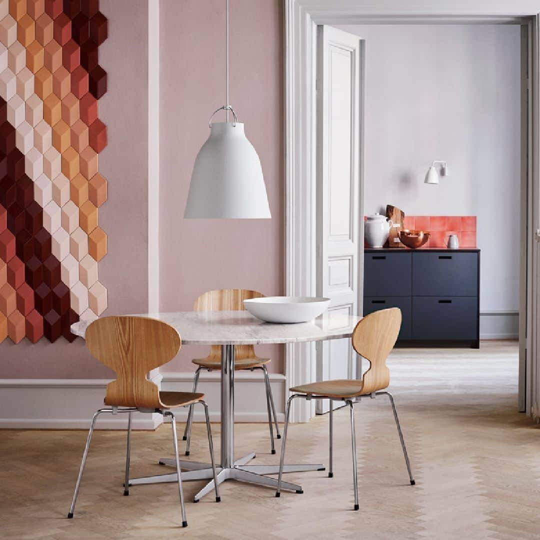 のインスタグラム：「Playing with scale within an interior is a sure way to delight. Above: a large Caravaggio™ pendant by Cecilie Manz in beautiful, matt white  Captured by @Ditteisager  #fritzhansen #Caravaggio #Ceciliemanz #lighting #lightingdecor #danishdesign #diningroom #diningroomdesign  #프리츠한센  #フリッツハンセン」