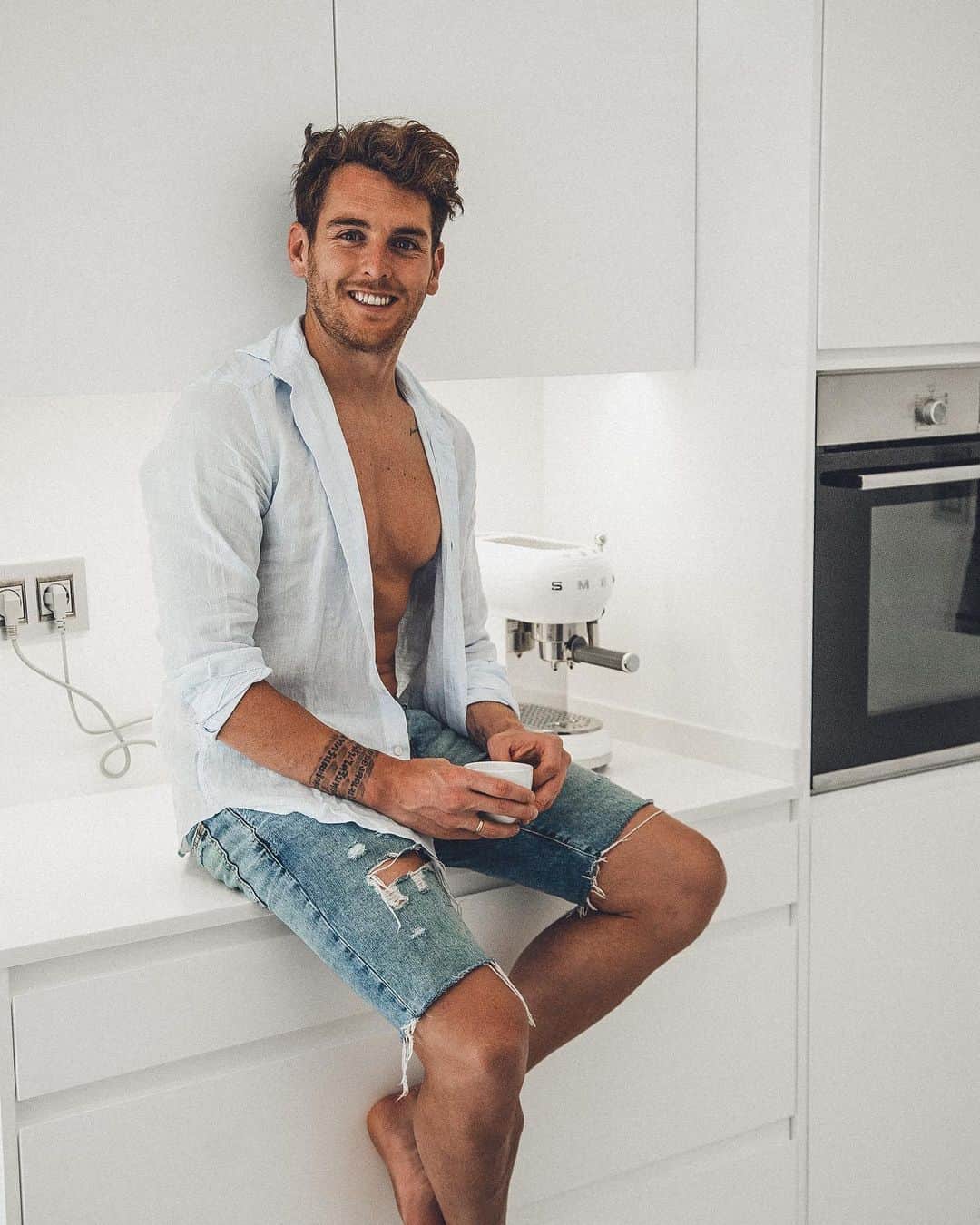 イバイ・ゴメスのインスタグラム：「¡☕️ y a por el miércoles! ¿Cuánt@s “cafeter@s” más hay por aquí? 🙋🏼‍♂️ ¿Cuál es vuestro favorito? 👀  ¡Feliz miércoles!」