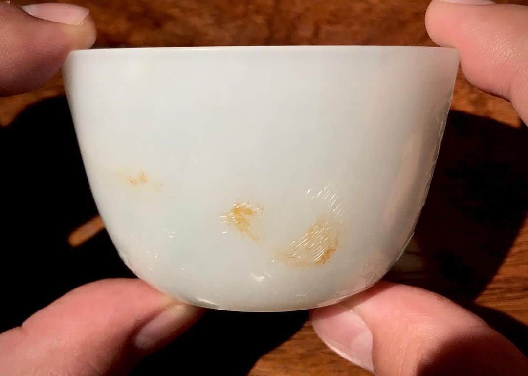 サザビーズさんのインスタグラム写真 - (サザビーズInstagram)「Inspired by the extremely rare and highly sought-after Chenghua ‘doucai’ porcelains, the present jade ‘chicken cup’ from the Qianlong period is unique. Its exterior is exquisitely detailed with a continuous scene of two roosters and a hen out in a garden with two chicks. Although a handful of vessels with this motif exists, none of them surpasses the current example in terms of the quality of the stone, or the thoughtfulness of its composition. This important white jade ‘chicken cup’ is from the unrivalled collection of ‘chicken cups’ of Edward T. Chow, one of the most important dealers and collectors of Chinese art of the 20th century. To be offered in the ‘Monochrome’ sale on 11 July at #SothebysHongKong . #SothebysAsianArt」7月8日 16時02分 - sothebys